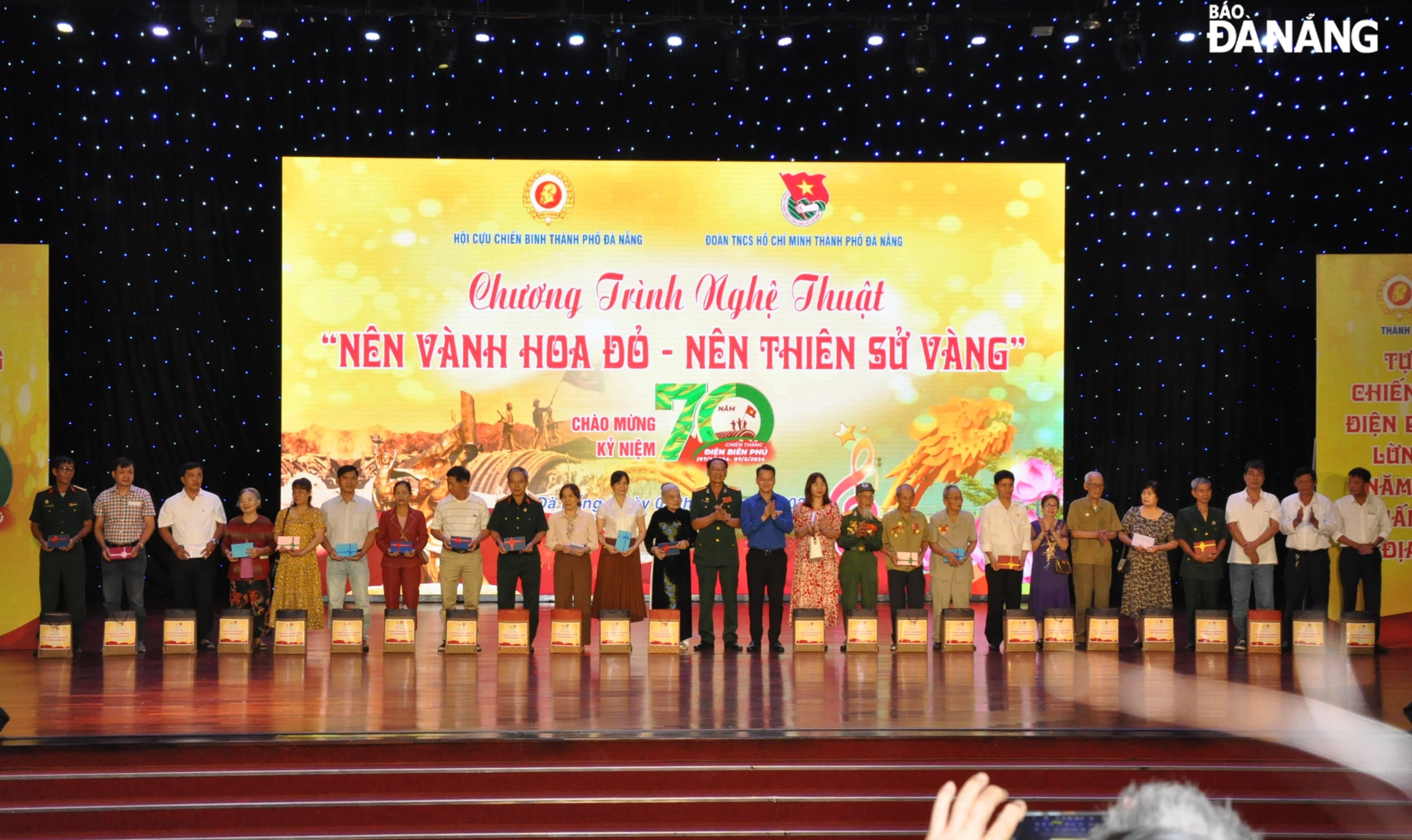 Ban tổ chức trao tặng quà cho thân nhân 24 cựu chiến binh, cựu thanh niên xung phong từng tham gia Chiến dịch Điện Biên Phủ đang sinh sống trên địa bàn thành phố
