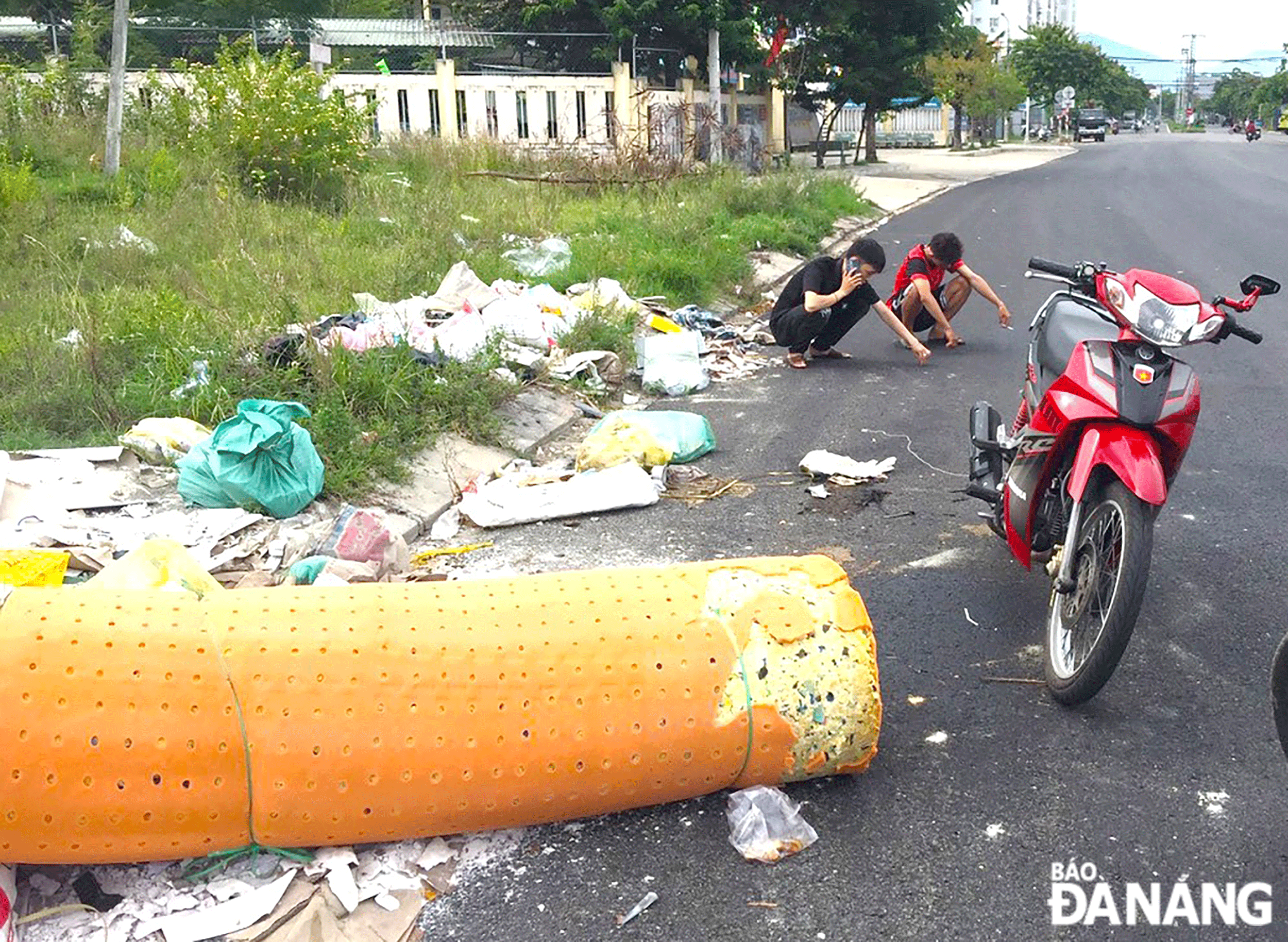 Lực lượng chức năng phường Hòa An (quận Cẩm Lệ) bắt quả tang hai đối tượng đổ trộm rác thải tại khu vực Phước Lý cuối năm 2023. Ảnh: H.A