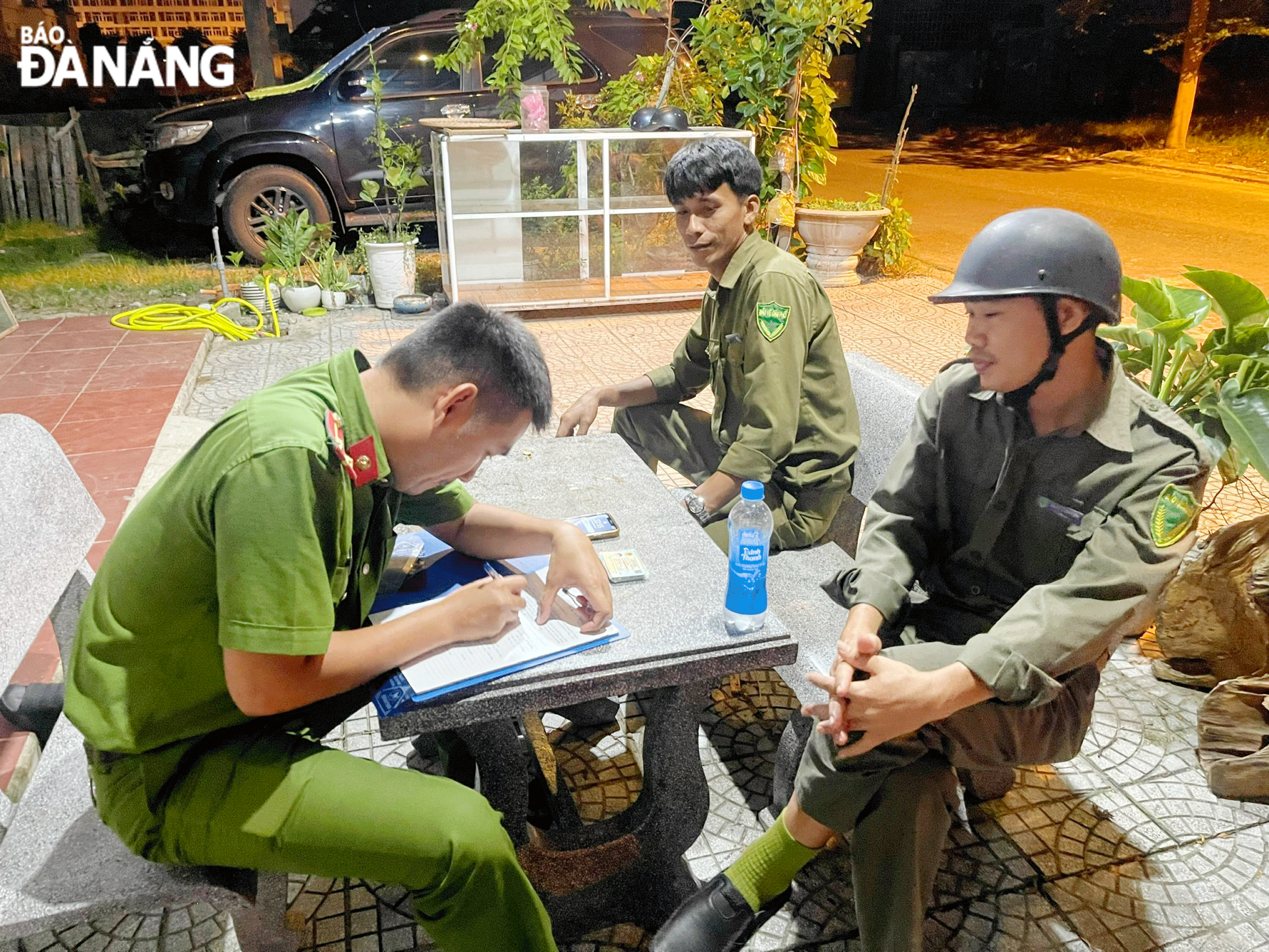 Công an phường Hòa Hải tiến hành tuần tra, kiểm tra đêm về tình hình an ninh trật tự trên địa bàn. Ảnh: NVCC