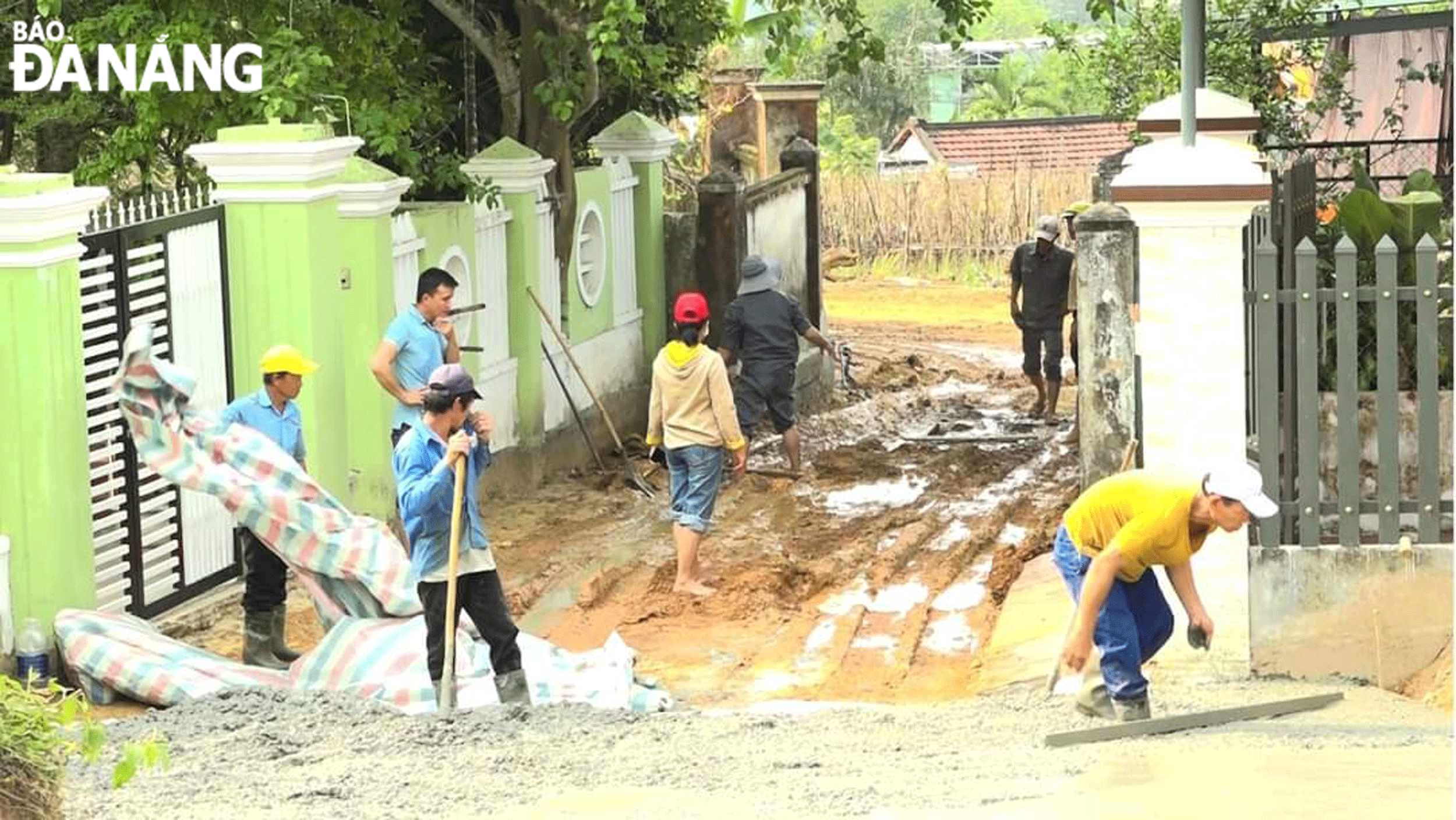 Người dân làm đường bê-tông dẫn vào tổ dân cư số 3 tại thôn Phú Hòa 1, xã Hòa Nhơn. Ảnh: T.T